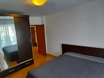 Apartament de inchiriere dormitor cu pat si dulap Sector 3 Bucuresti
